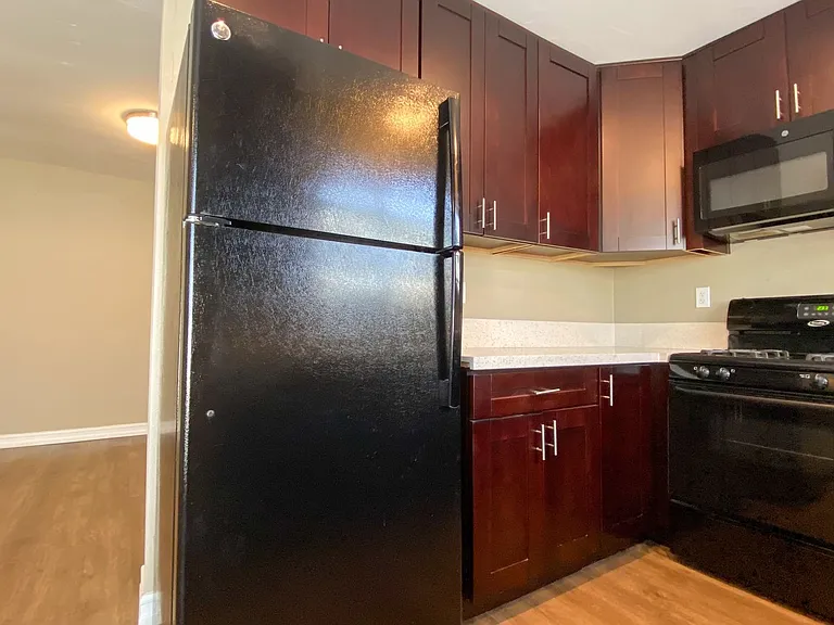 SF Laurel Apts — Photo 12