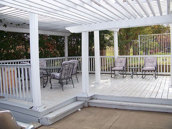 Loads of room to entertain on this hige deck with Pergola covering