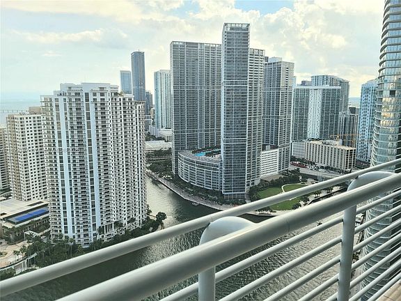 3rd image of 325 Biscayne Blvd #4121