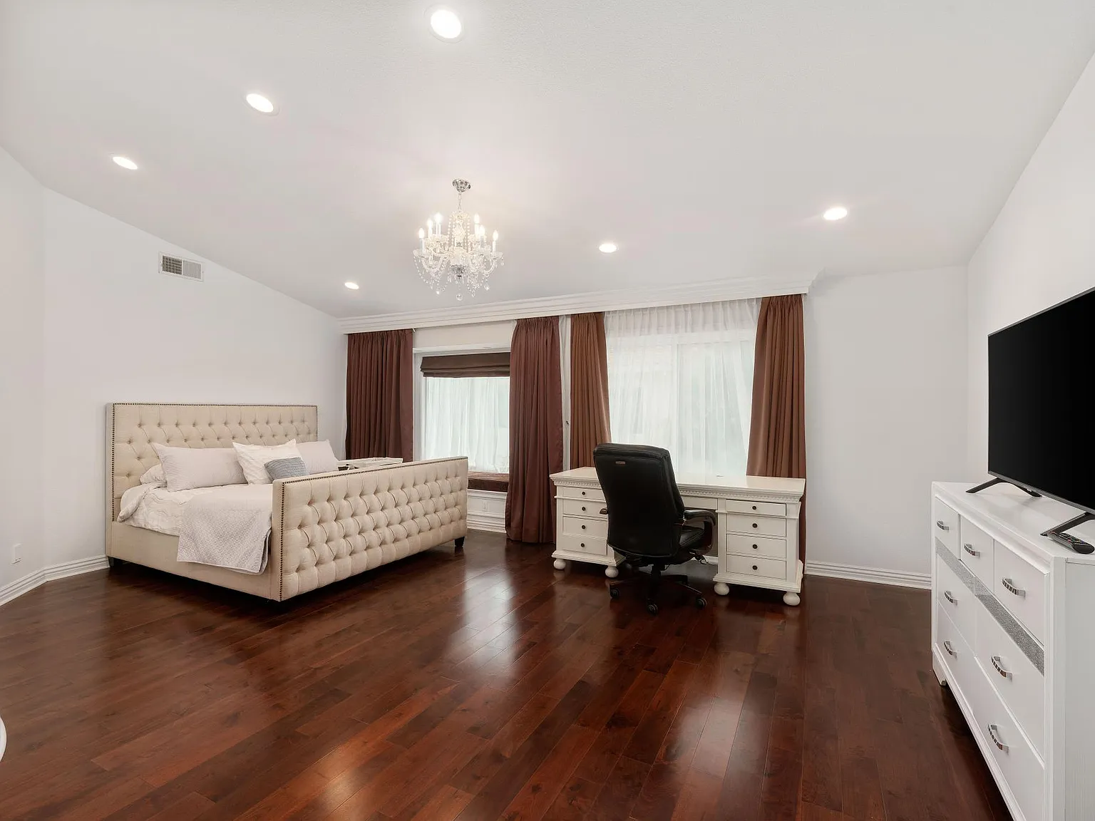 110 Meadowland Dr — Photo 1
