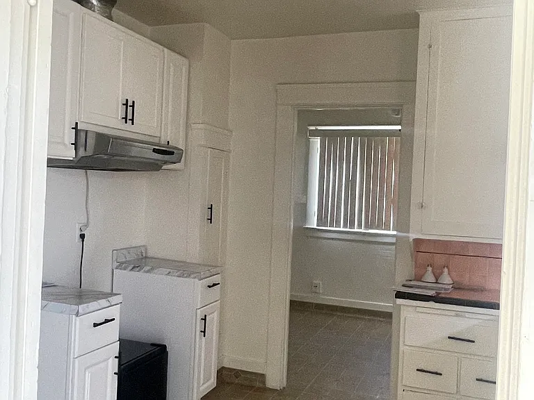 208 S Spruce St — Photo 3