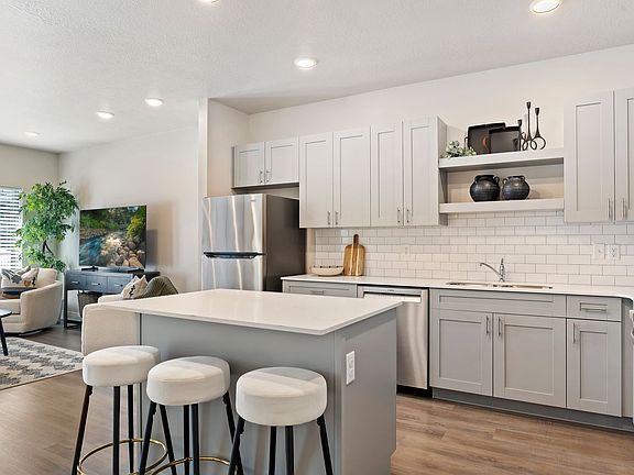 4th image of 3433 Washington Blvd #202