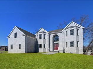 4 La Jolla Ct, Old Bridge, NJ 08857