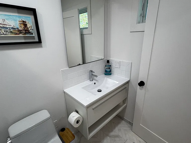 On-suite full bathroom for 2nd bedroom