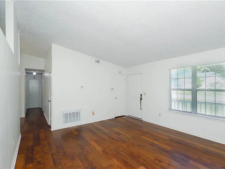 6560 Emerald Pointe Cir — Photo 2