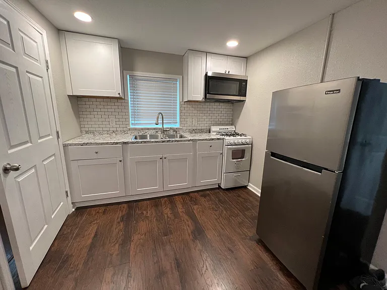 333 E Woodlawn Ave #2 — Photo 5