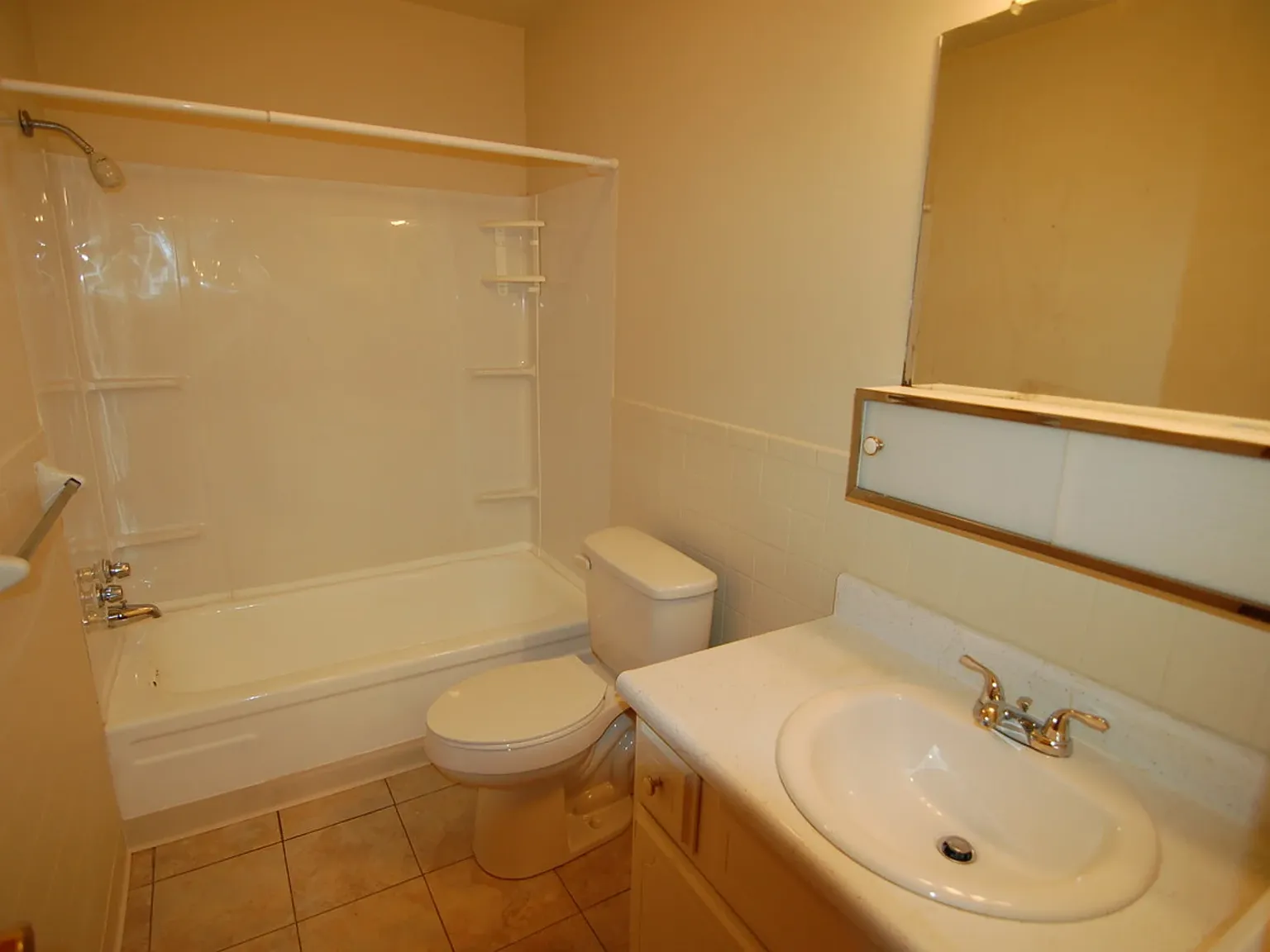 Colonial Crest Apartments Gas City — Photo 4