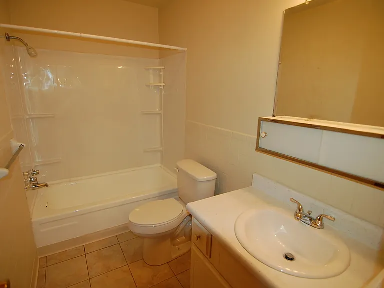 Colonial Crest Apartments Gas City — Photo 4