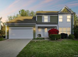 712 Whitney Dr, Rochester Hills, MI 48307