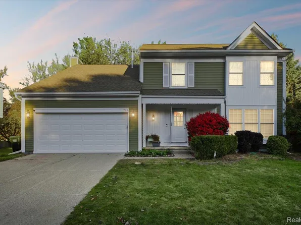 712 Whitney Dr, Rochester Hills, MI 48307