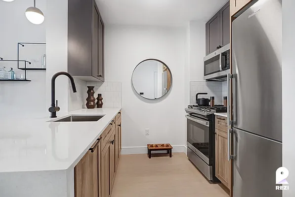 Rented by REZI | media 33