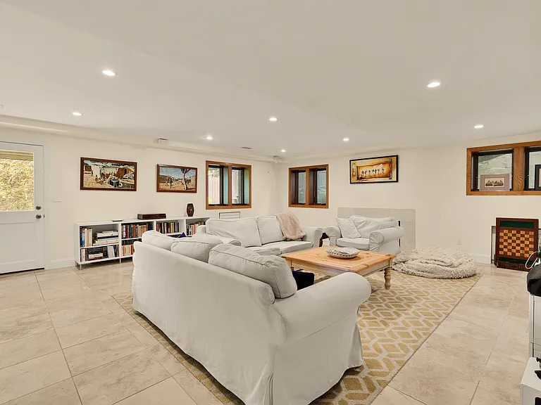 3111 Chain Bridge Rd NW — Photo 50