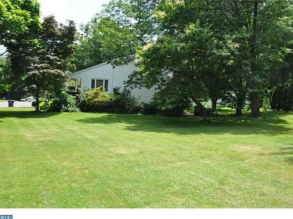 4th image of 4 Carnation Pl