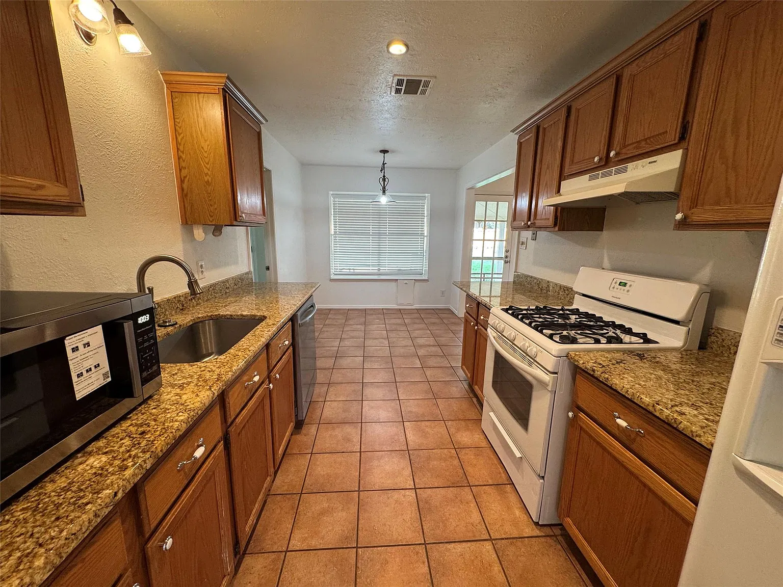 3 bed, 2.0 bath, 1432 sqft, $2,600 — Photo 4