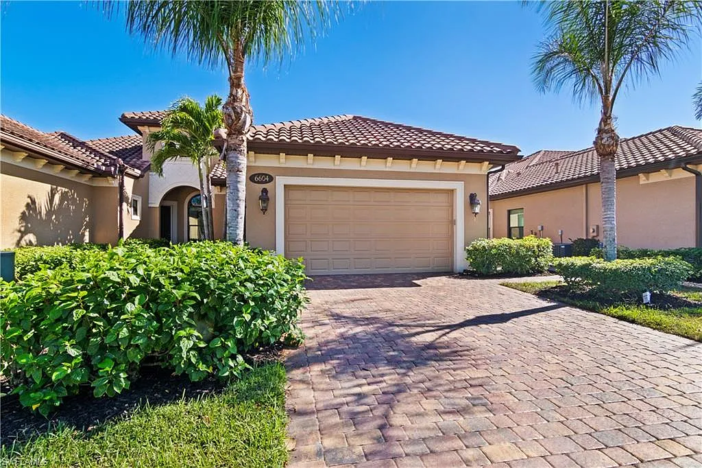 3 bed, 2.0 bath, 2114 sqft, $10,500 — Photo 2