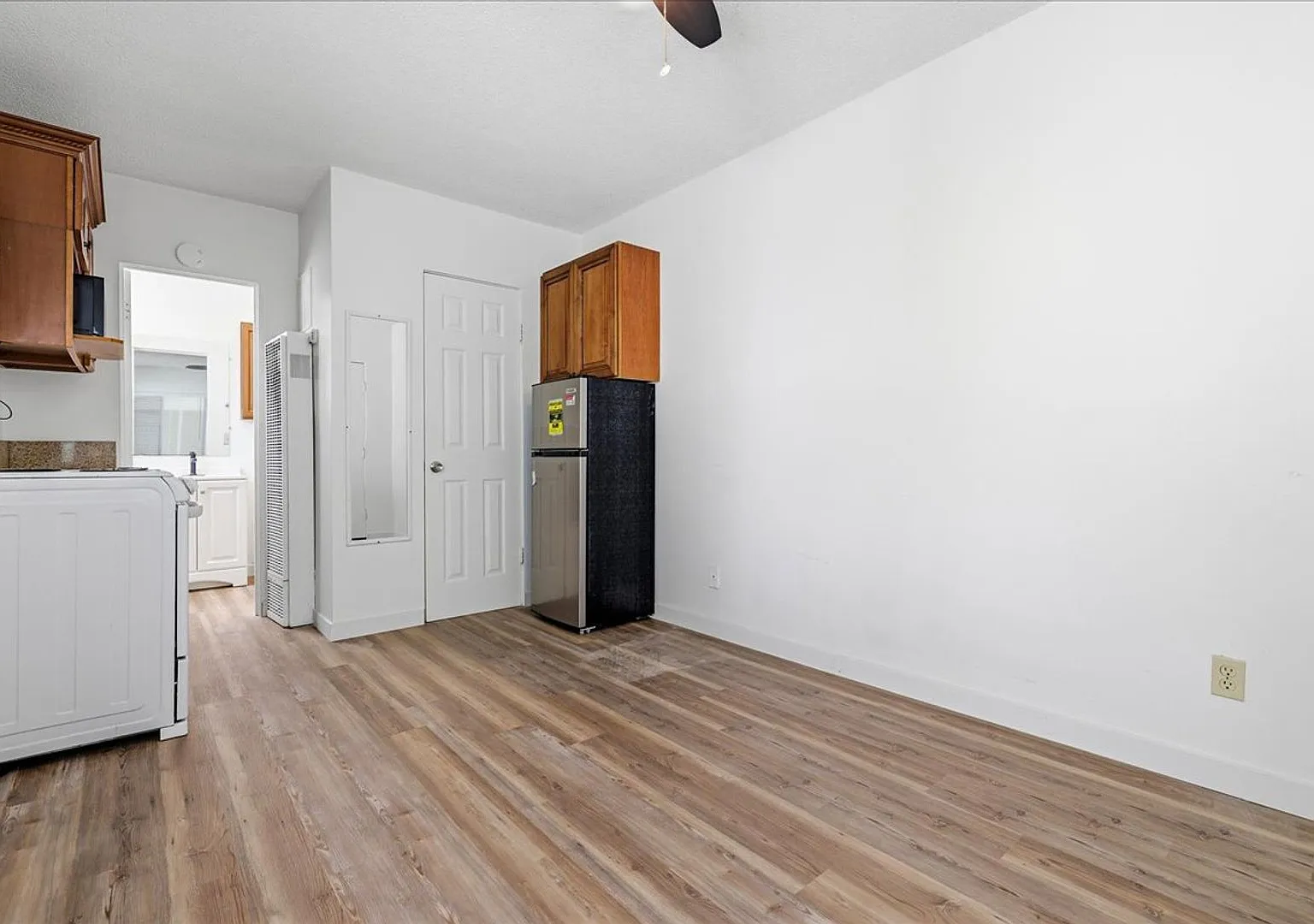 588 E. Mel Avenue - Hermosa Palms — Photo 4