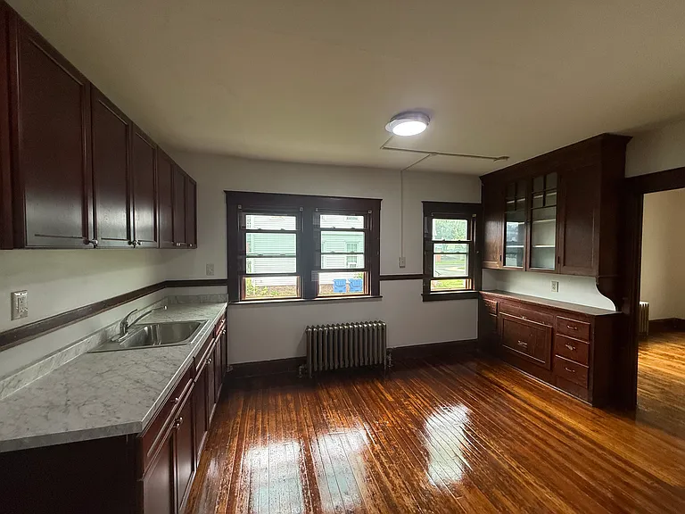 42 Maple St — Photo 3