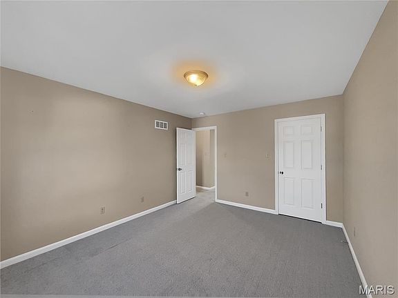 3rd image of 276 Greenshire Ln