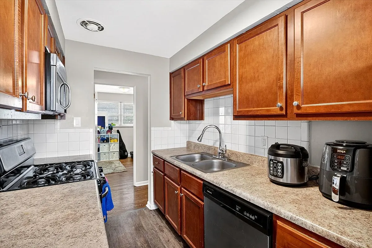 3 bed, 910 sqft, $2,510 — Photo 3