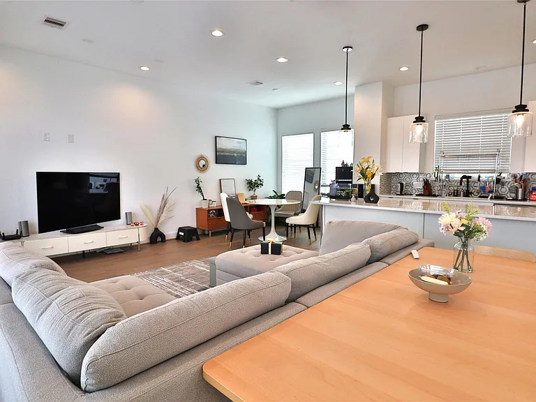 2637 Jackson St — Photo 8