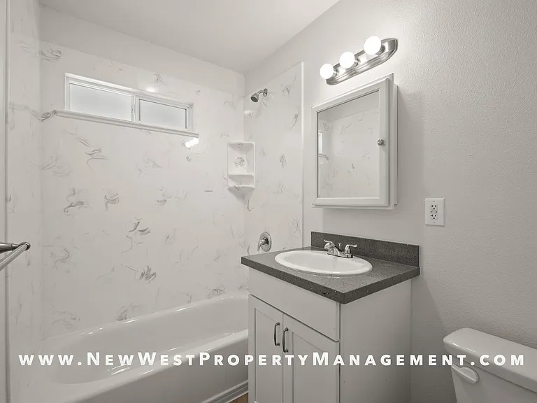 559 22nd St #1/2 — Photo 17