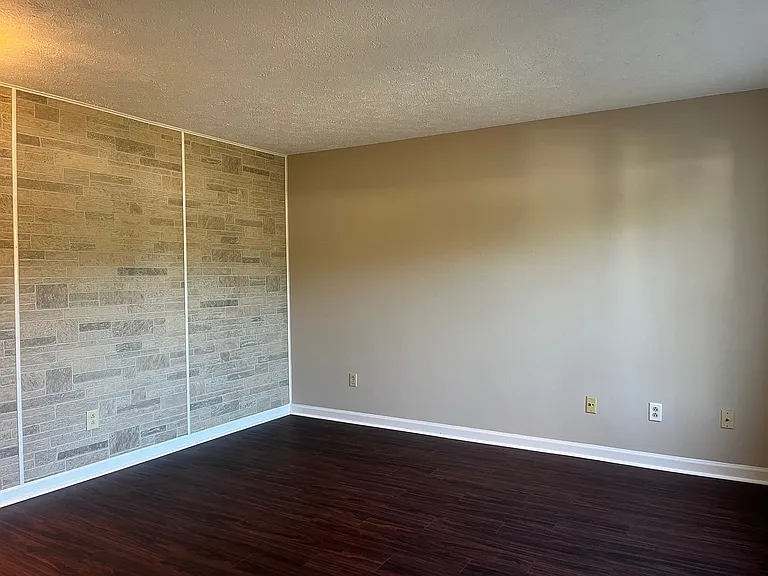 312 Leafmore Rd SW — Photo 2