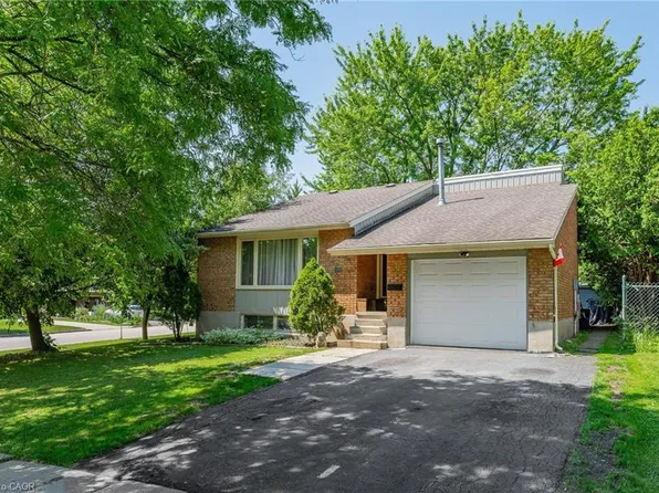 31 Mulberry Ln, Waterloo, ON N2L 5L4