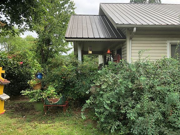 3rd image of 808 Sidney St