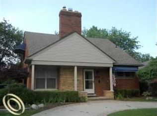 834 Hollywood Ave, Grosse Pointe Woods, MI 48236