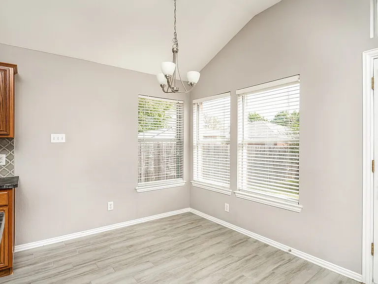 2504 Castle Ridge Dr — Photo 5