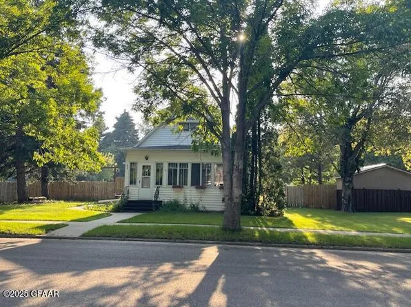 615 Briggs Ave S, Park River, ND 58270