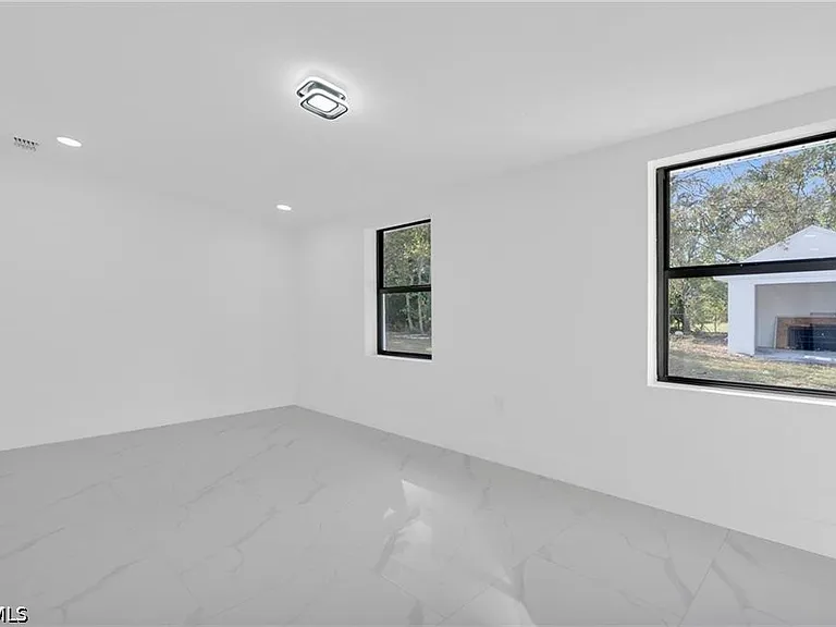 356 New York Dr — Photo 13