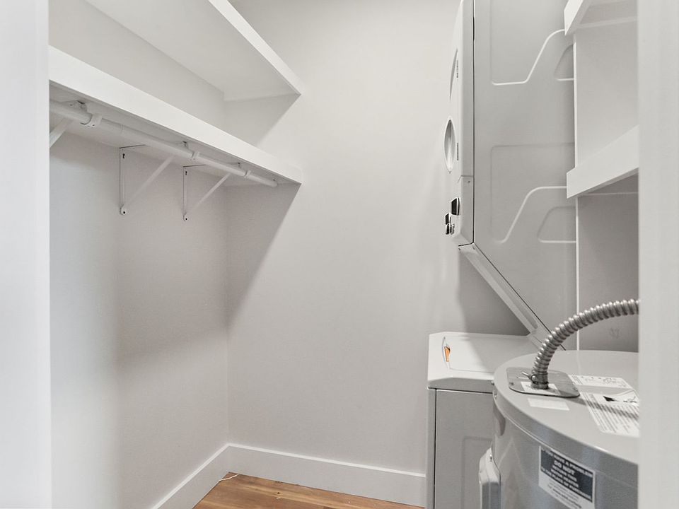 1st image of 4421 Burgundy St #201