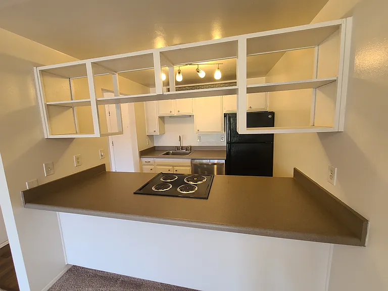 Mont Clare Apartments — Photo 6