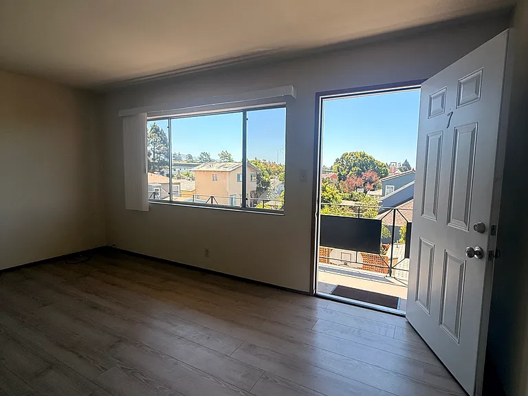 905 Evelyn Ave #7 — Photo 4