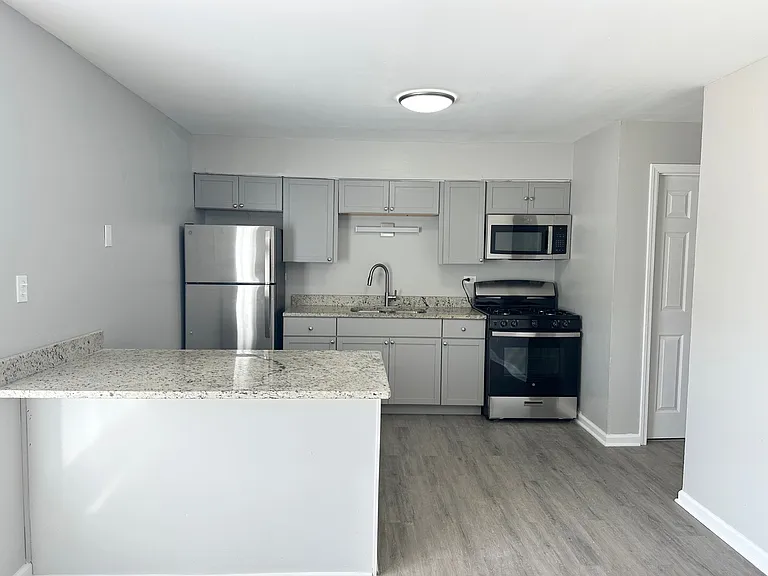 1721 E Roosevelt Rd #2 — Photo 3