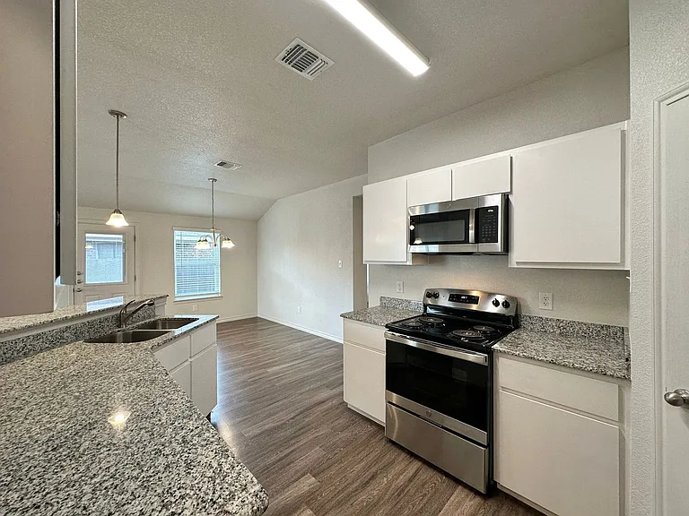 1837 Clovis Dr — Photo 15