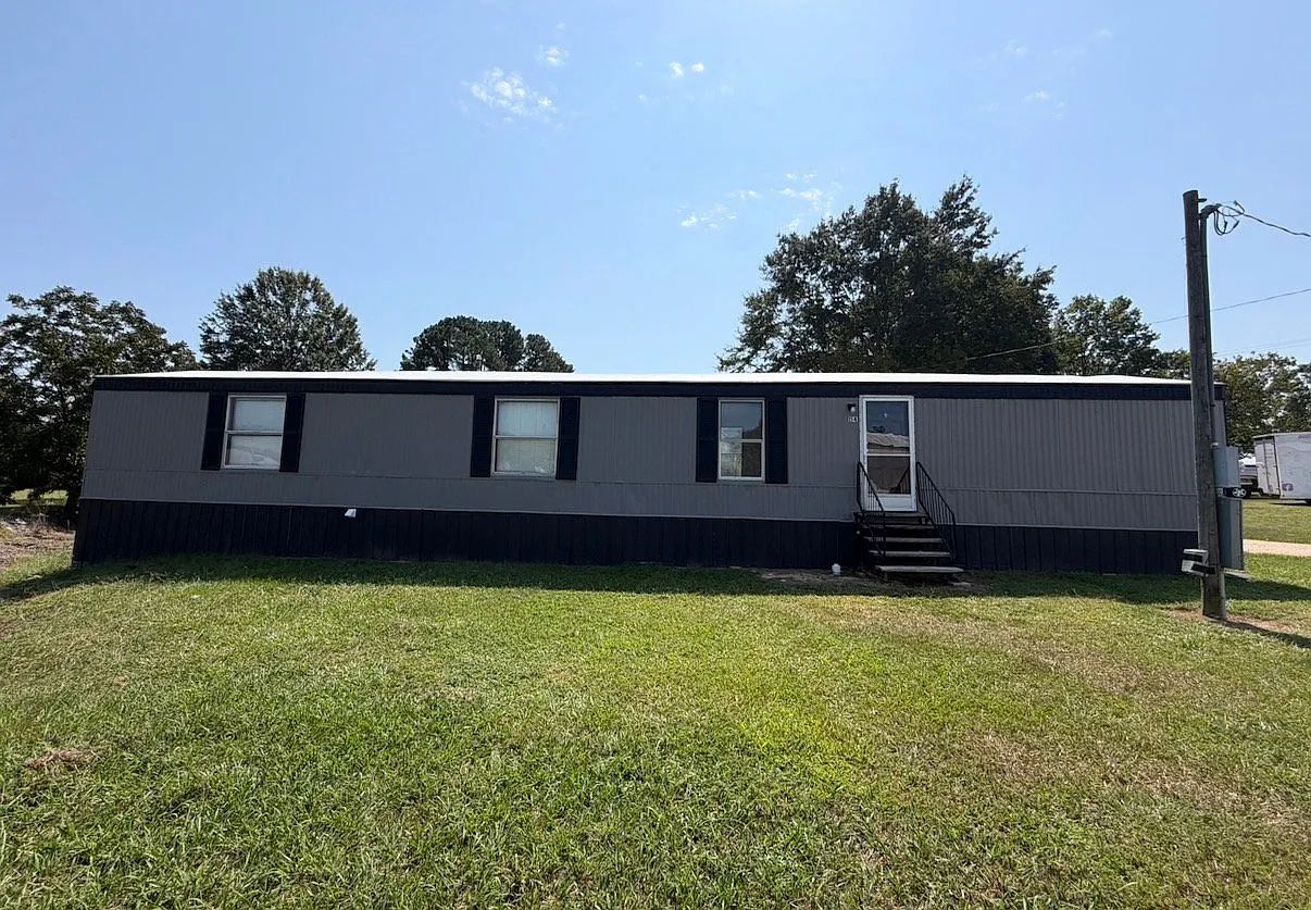 Charming 2 Bed/2 Bath Single Family Home in Pine Level, NC - Rent: $850 — Photo 1