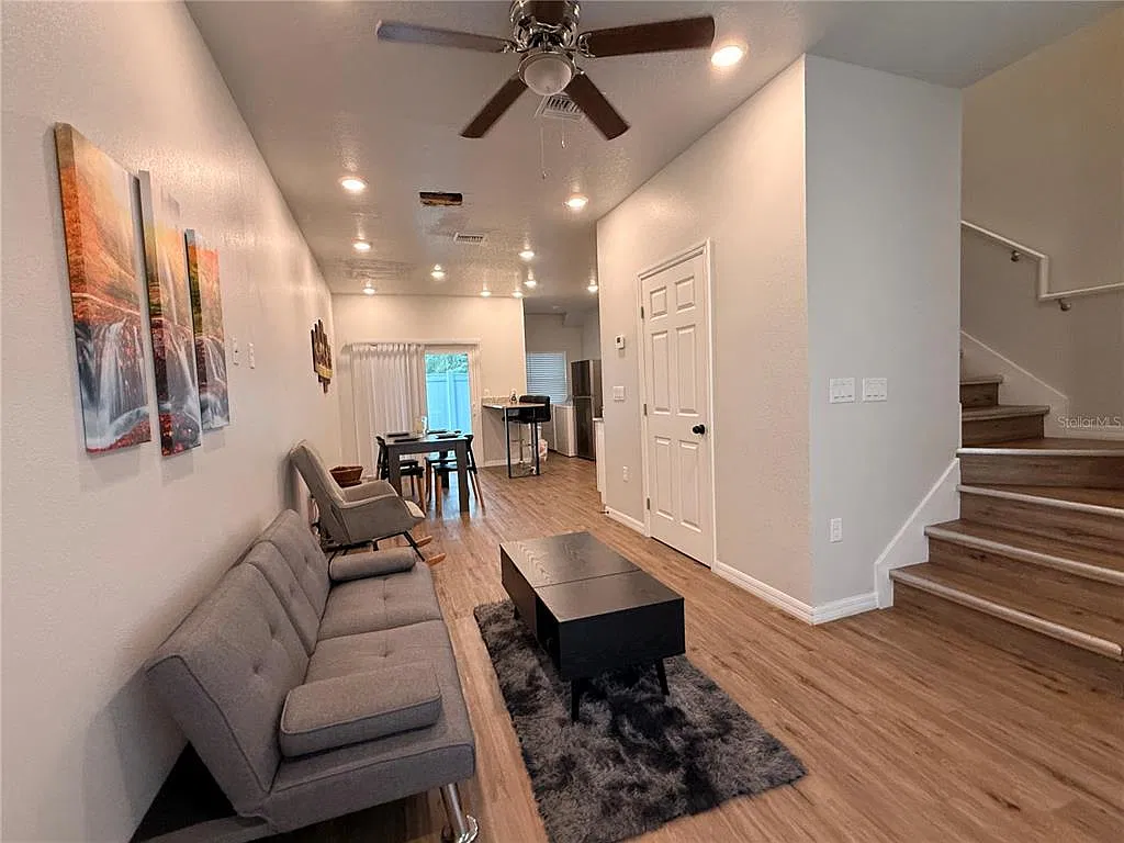 3 bed, 2.5 bath, 1111 sqft, $2,400 — Photo 2