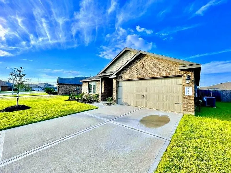 3 bed, 2.0 bath, 1707 sqft, $2,100 — Photo 3