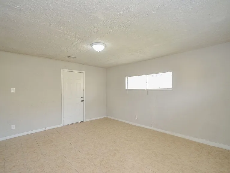 217 Owens St — Photo 7