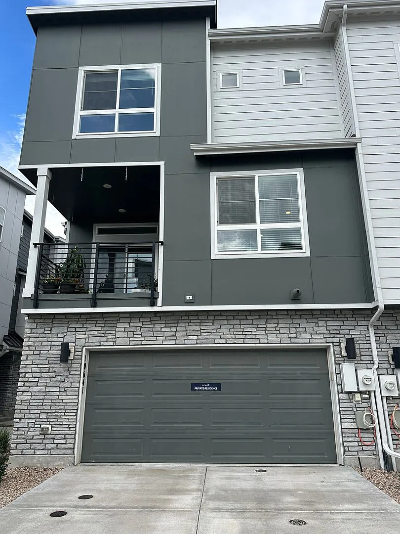 Modern Victory Ridge Townhouse with Mountain Views & 2-Car Garage — Photo 1
