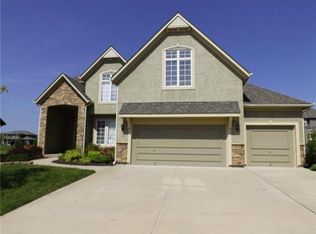 16282 S Summertree Ln, Olathe, KS 66062