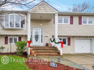 24 Westminster Ln, West Islip, NY 11795