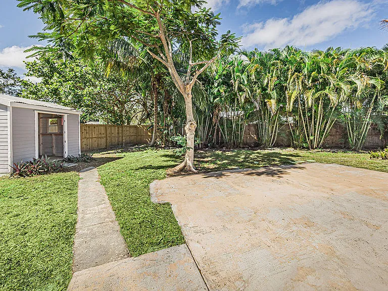 300 Riomar Dr — Photo 8