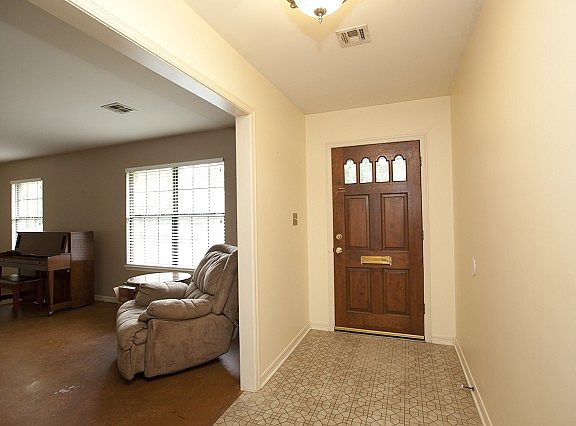 Bright and cheerful entry way