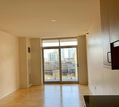 5th image of 330 W Grand Ave #P90