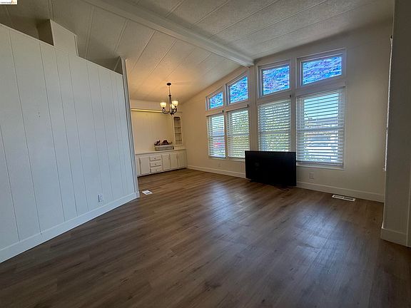 5th image of 812 W Clover St #37