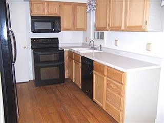 5th image of 239 Carmen Ave