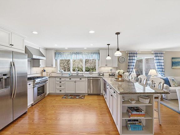 5th image of 60 Harbor Hill Road